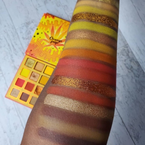 Kara Beauty "Orange Pop" eyeshadow palette - Picture 4 of 7